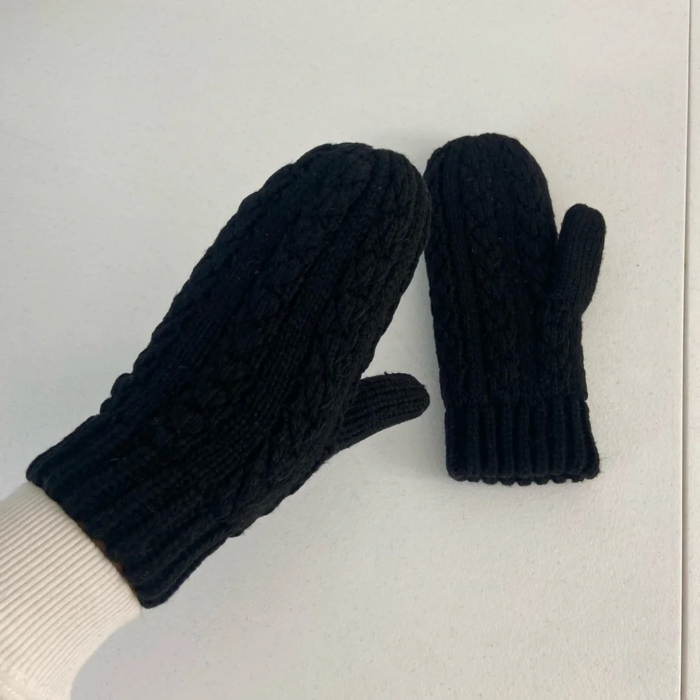EUC Women’s solid black cable knit thick crocheted winter mittens‎ gloves M/L